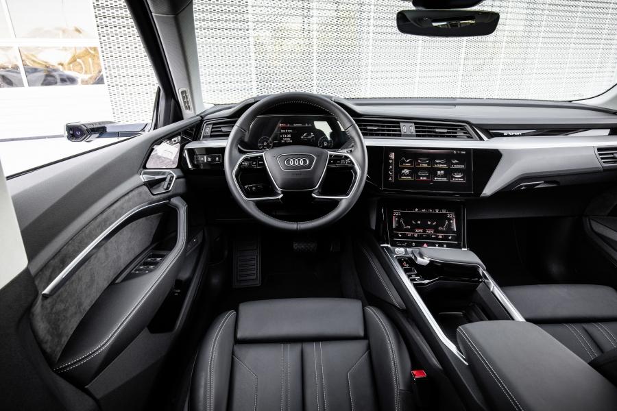 Торпедо Audi e-tron 55 Quattro 2019 года  (WW) (фото 175 из 452)